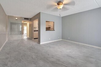 2200 Springdale Blvd in Palm Springs, FL - Foto de edificio - Building Photo