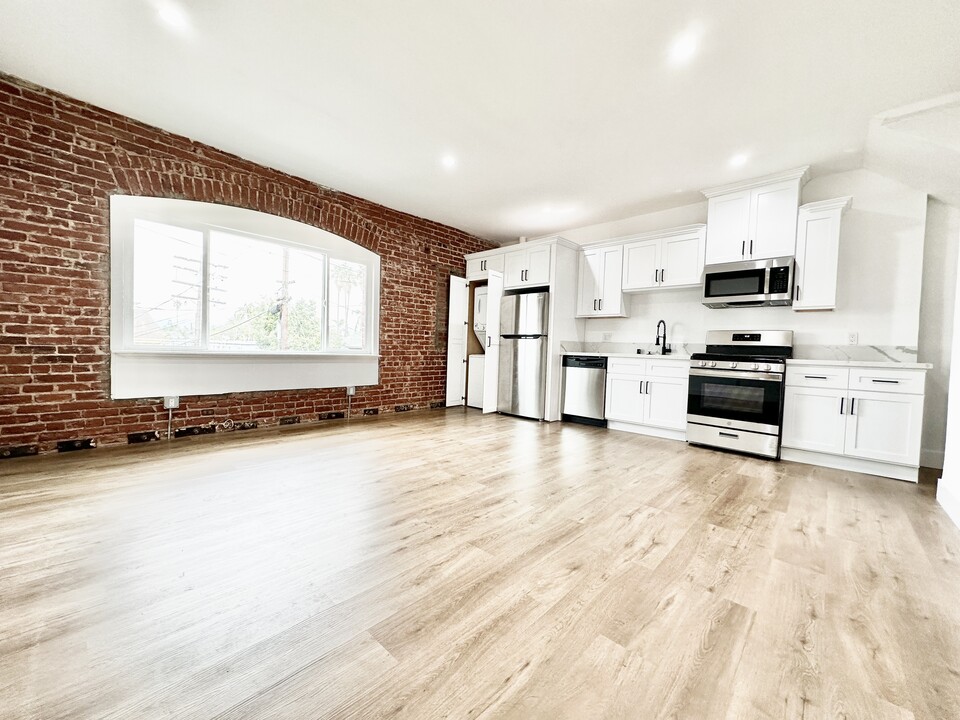 2165 W Washington Blvd in Los Angeles, CA - Building Photo