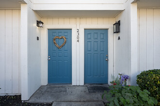 Sonoma Court Townhomes in Santa Rosa, CA - Building Photo - Building Photo