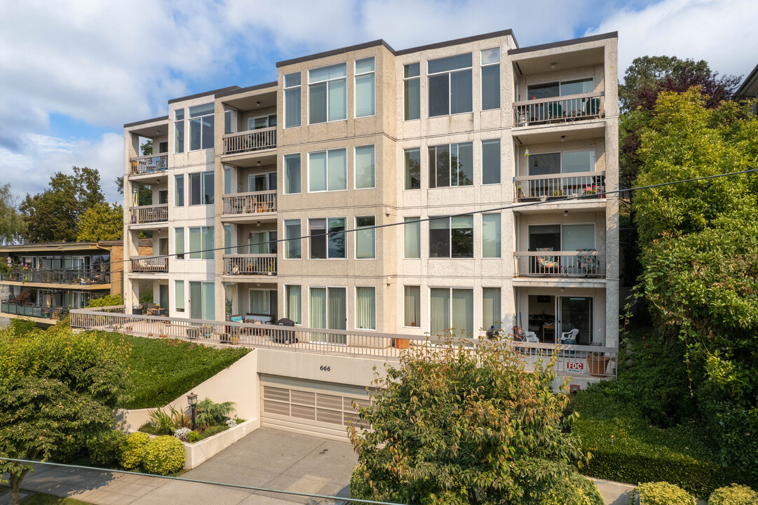 OLYMPIC PLACE CONDOMINIUM in Seattle, WA - Building Photo