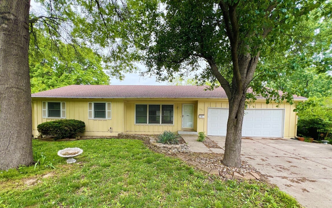 521 N Walker Ln in Olathe, KS - Building Photo
