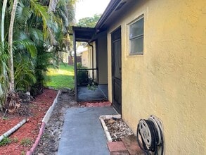 214 Sparrow Dr in Royal Palm Beach, FL - Building Photo - Building Photo