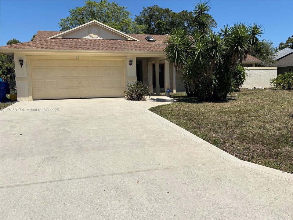 123 Sandpiper Ave in Royal Palm Beach, FL - Foto de edificio