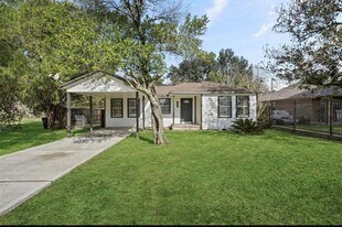 8137 Wetherby Ln in Houston, TX - Building Photo