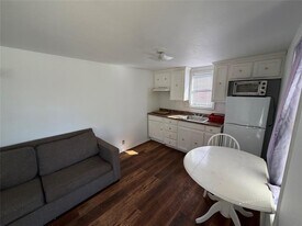 2409 Sanders Ln in Austin, TX - Building Photo