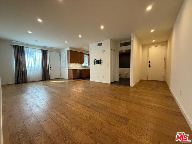 property at 532 W Elk Ave