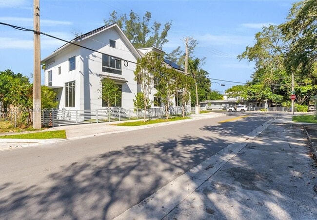 3204 Plaza St in Miami, FL - Building Photo - Building Photo