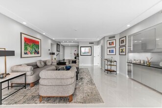 1900 Consulate Pl in West Palm Beach, FL - Building Photo - Building Photo