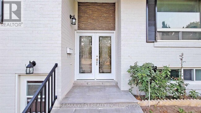 360 Dixon Blvd in Newmarket, ON - Building Photo - Building Photo