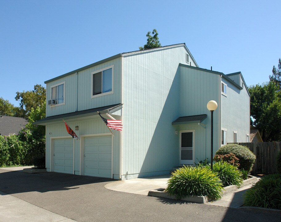 142 3rd St in Windsor, CA - Building Photo