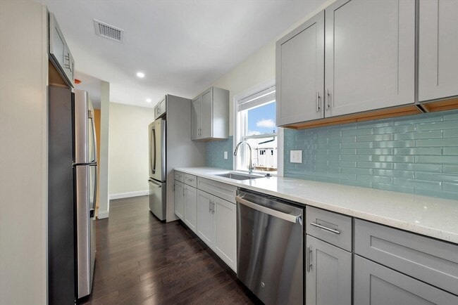 43 Wright Ave, Unit 2 in Medford, MA - Foto de edificio - Building Photo