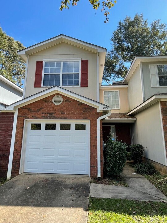 300 Foxchase Ln in Enterprise, AL - Building Photo