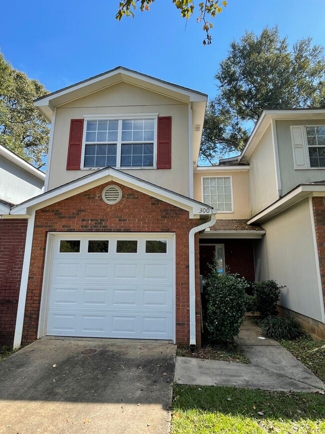 300 Foxchase Ln