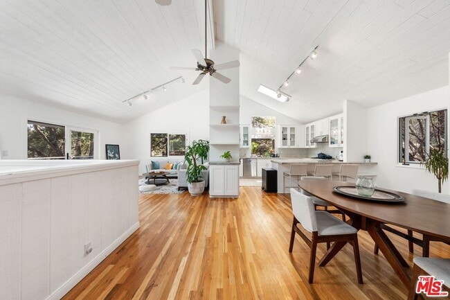22760 Chamera Ln in Topanga, CA - Building Photo - Building Photo