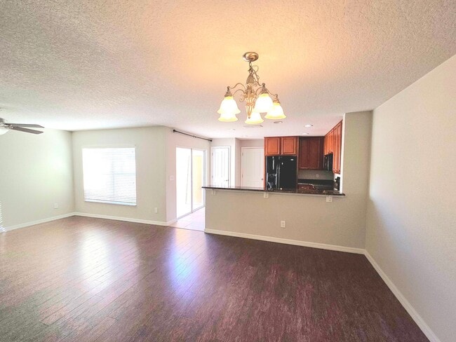 Avalon Park corner end Townhome featuring 3 bedrooms, 2.5 baths, plus office, and 2 car garage. in Orlando, FL - Foto de edificio - Building Photo