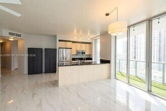 1111 SW 1st Ave, Unit 2420-N in Miami, FL - Foto de edificio - Building Photo