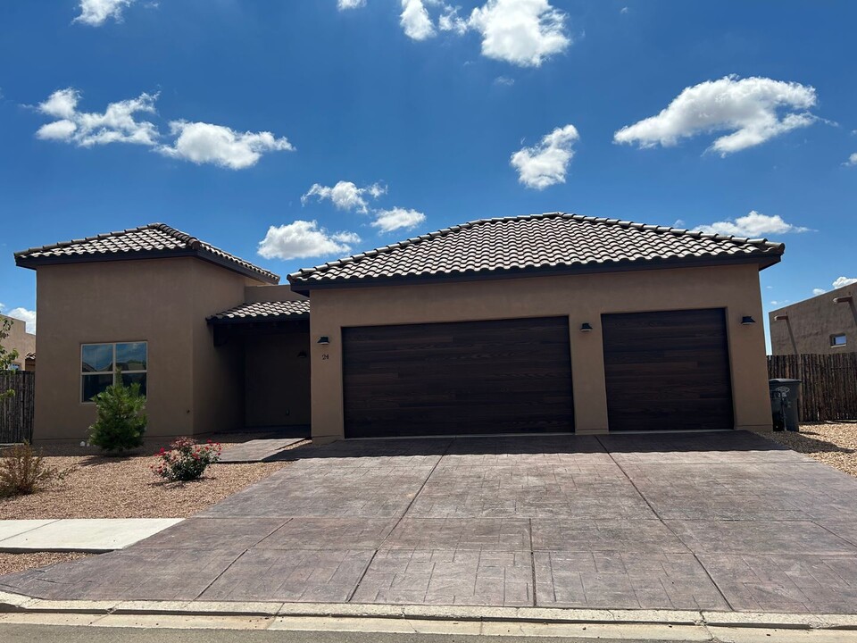 24 Pinon Doblado in Santa Fe, NM - Building Photo