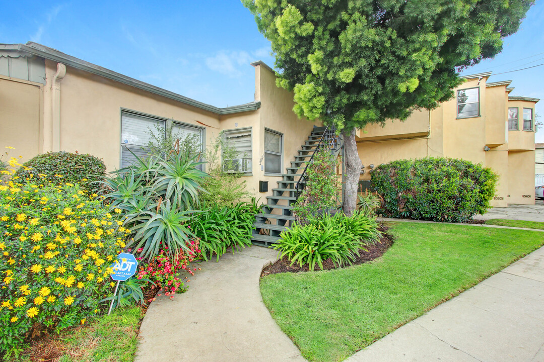 1121-1139 Amoroso Pl in Venice, CA - Building Photo