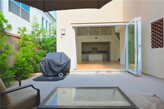 105 Holly Springs in Irvine, CA - Building Photo - Building Photo
