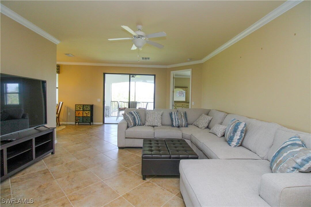 3153 Aviamar Cir in Naples, FL - Building Photo