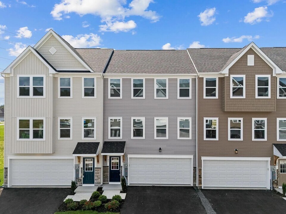 79 Elmiraj Ct in Inwood, WV - Building Photo