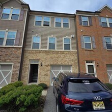 76 Albert Ct in Randolph, NJ - Building Photo - Building Photo