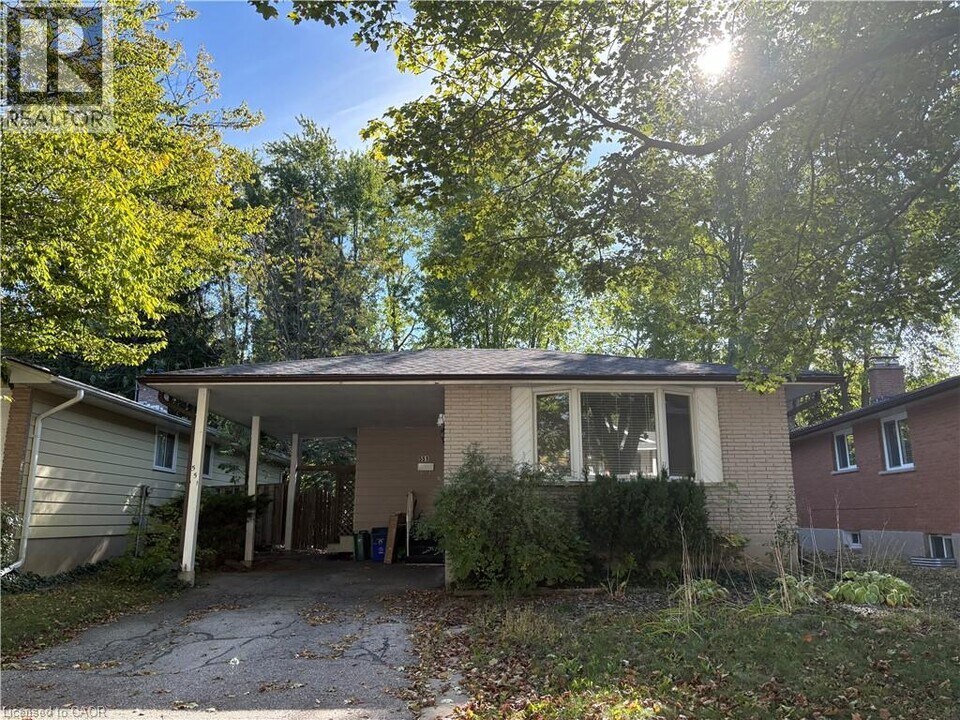 551 Fallingbrook Dr in Waterloo, ON - Building Photo