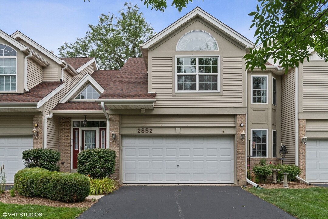 2852 Alandale Cir in Naperville, IL - Foto de edificio