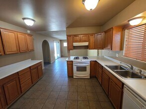 240 N Bollinger St in Visalia, CA - Building Photo - Building Photo