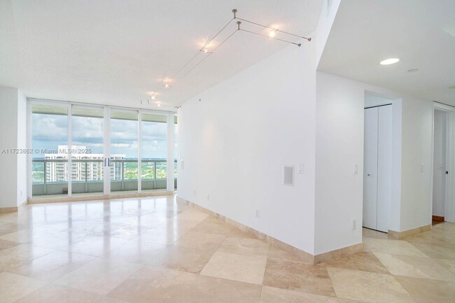 21055 Yacht Club Dr, Unit # 2104 in Aventura, FL - Building Photo - Building Photo