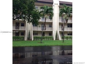 9430 Poinciana Pl in Davie, FL - Building Photo