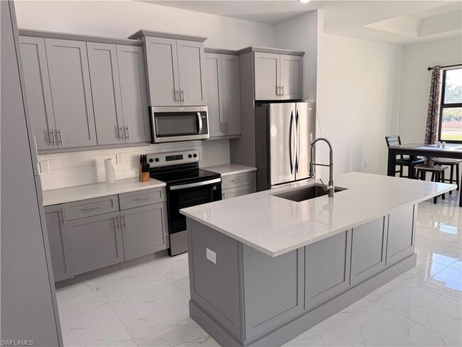 941 Columbus Blvd in Lehigh Acres, FL - Foto de edificio - Building Photo