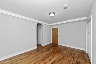 550 W Arlington Pl, Unit 704 in Chicago, IL - Foto de edificio - Building Photo