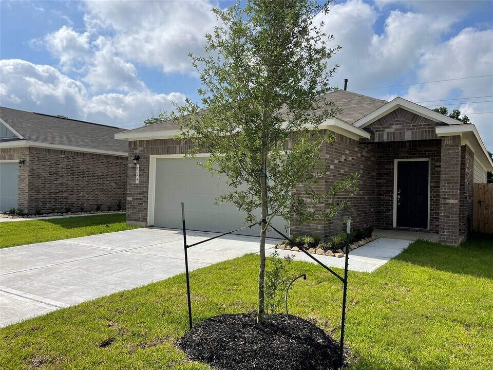 938 Redinger Ridge Dr in Huffman, TX - Building Photo