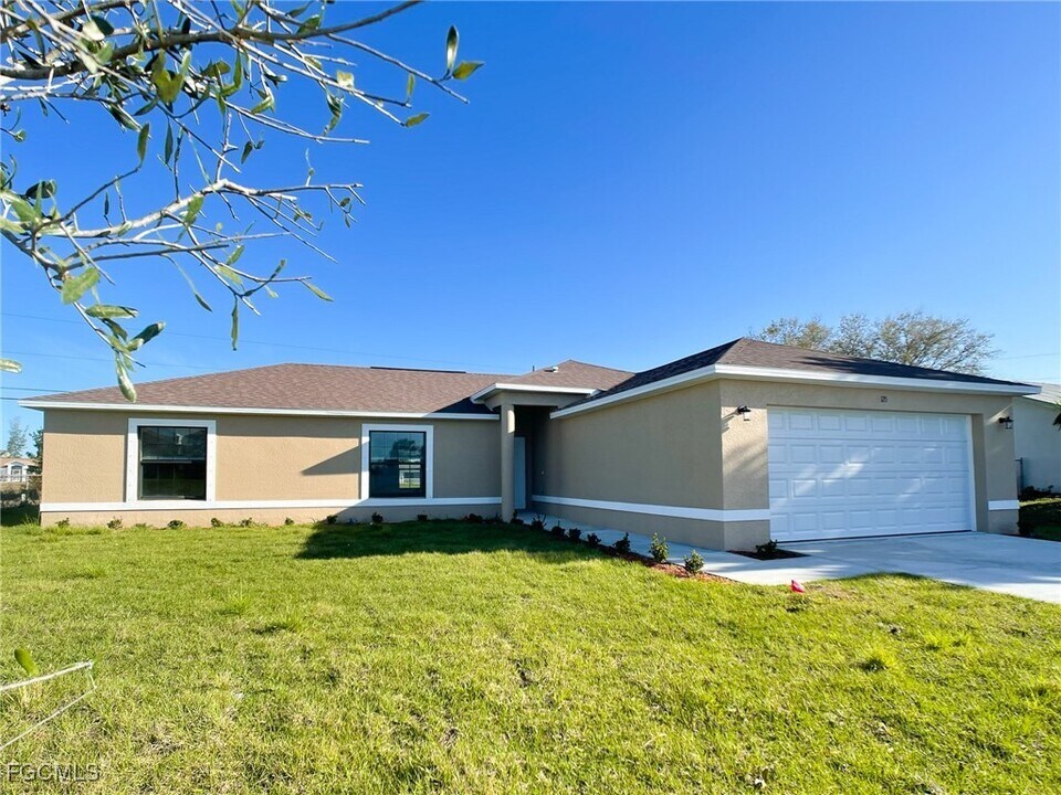 125 NE 7th Terrace in Cape Coral, FL - Building Photo