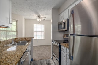 Hunt Club Apartments in Akron, OH - Building Photo - Building Photo