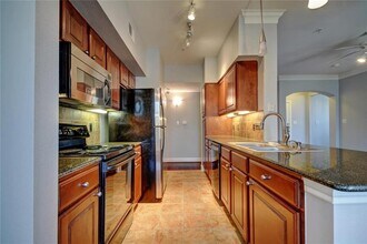 7701 Rialto Blvd in Austin, TX - Foto de edificio - Building Photo