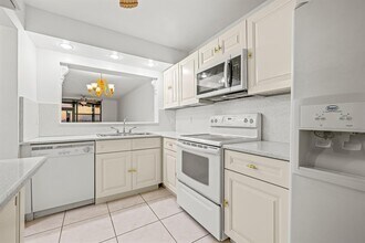 110 Lake Emerald Dr, Unit 103 in Oakland Park, FL - Building Photo - Building Photo