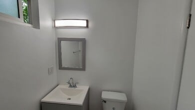 15546 Vanowen St in Los Angeles, CA - Building Photo - Building Photo