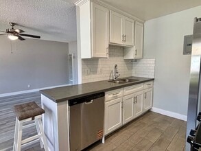 17132 Emerald Ln, Unit B in Huntington Beach, CA - Building Photo - Building Photo