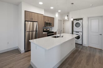 Alivia Townhomes in Santa Fe Springs, CA - Foto de edificio - Building Photo