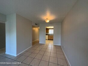 1562 University Ln in Cocoa, FL - Foto de edificio - Building Photo