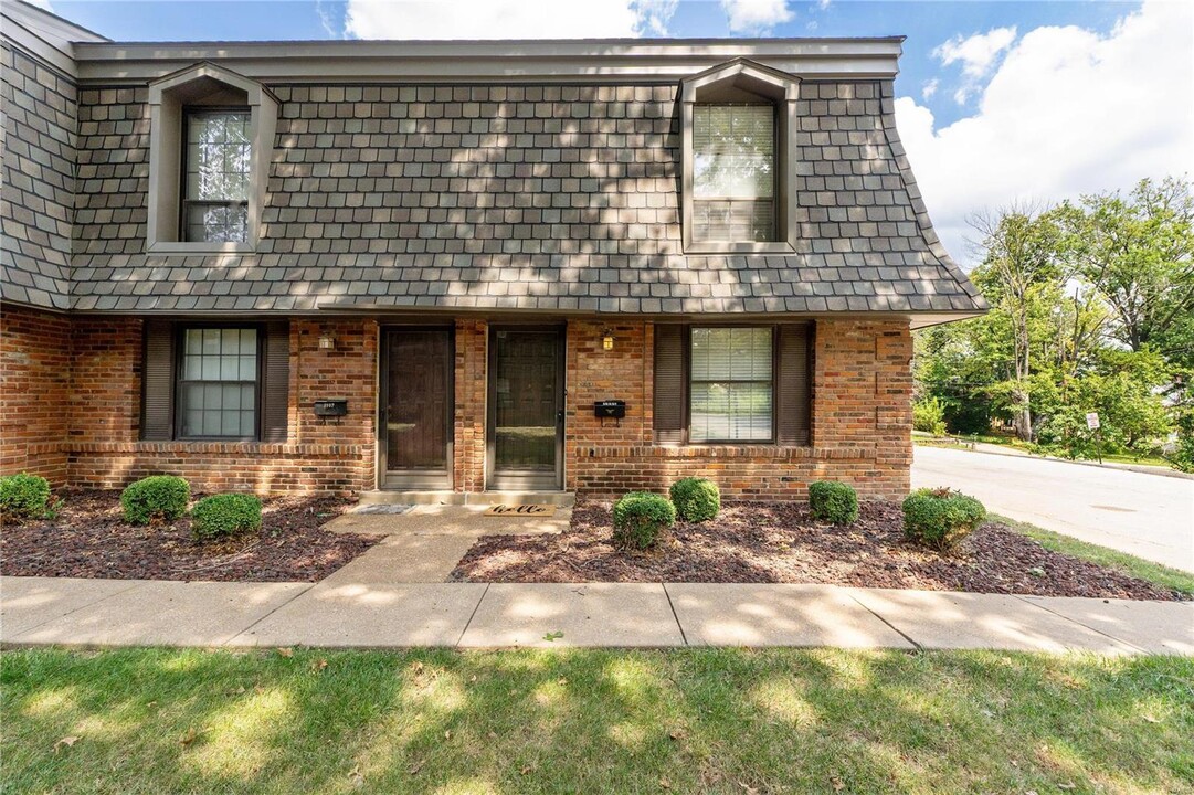 1905 Mansard Dr in St. Louis, MO - Building Photo