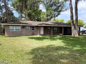 48 Harbor Cir in Astatula, FL - Building Photo