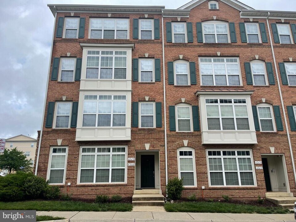 42670 Hollyhock Terrace in Ashburn, VA - Building Photo