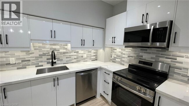 69 E Main St in Welland, ON - Building Photo - Building Photo