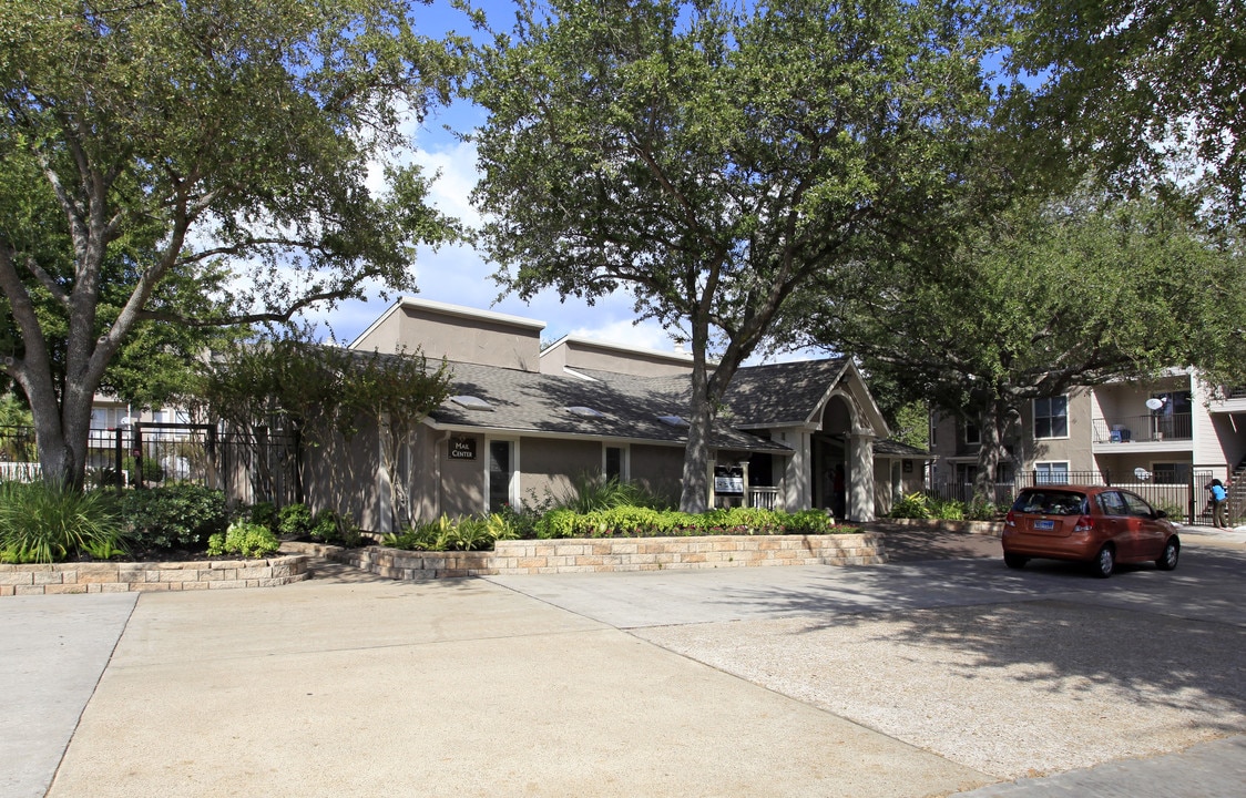 Walden Pond in Houston, TX - Foto de edificio
