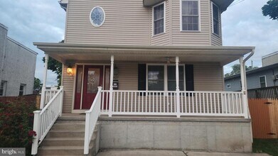 827 Pine St in Bristol, PA - Building Photo - Building Photo