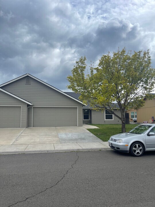 1901 S Bernard St, Unit 1901 in Walla Walla, WA - Foto de edificio