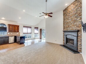 2213 Laurel Forest Dr in Fort Worth, TX - Foto de edificio - Building Photo